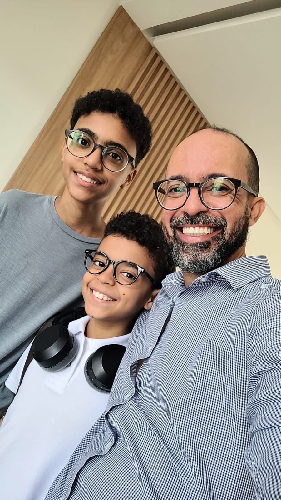 Samuel, Pedro e Fabrício Oliveira, fundadores da Oliver Makers, sorrindo juntos